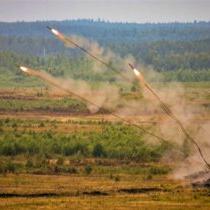 图为一辆UR-77陨星扫雷车投掷了98码长的地雷线, which explode and detonate nearby mines in a 6-yard-wide path. The Ukrainian and Russian armies both use this AEV.